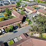 5-Bed House With Free Parking, City Centre, Family Friendly, Front & Back Garden, Sleeps 10