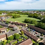 5-Bed House With Free Parking, City Centre, Family Friendly, Front & Back Garden, Sleeps 10