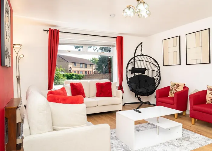 5-Bed House With Free Parking, City Centre, Family Friendly, Front & Back Garden, Sleeps 10