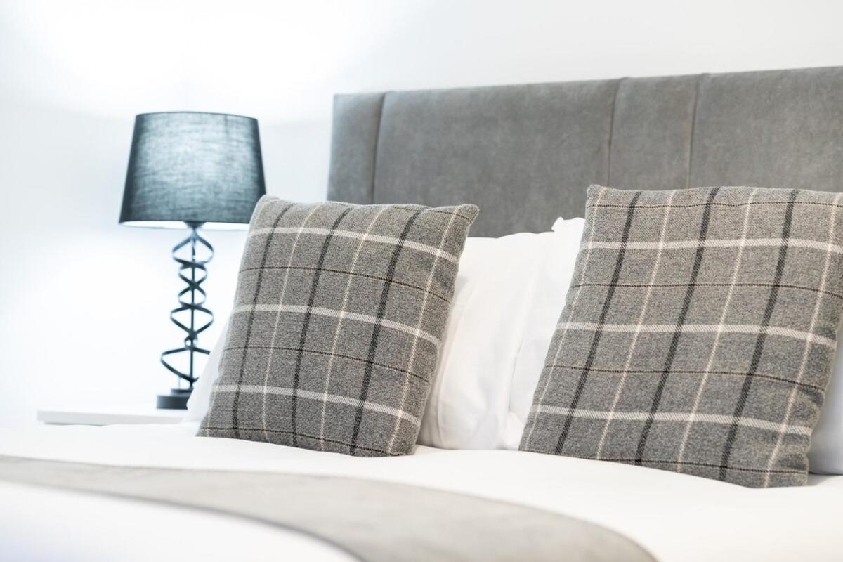 5-bed House With Free Parking, Centre, Family Friendly, Front & Back Garden, Sleeps 10 *