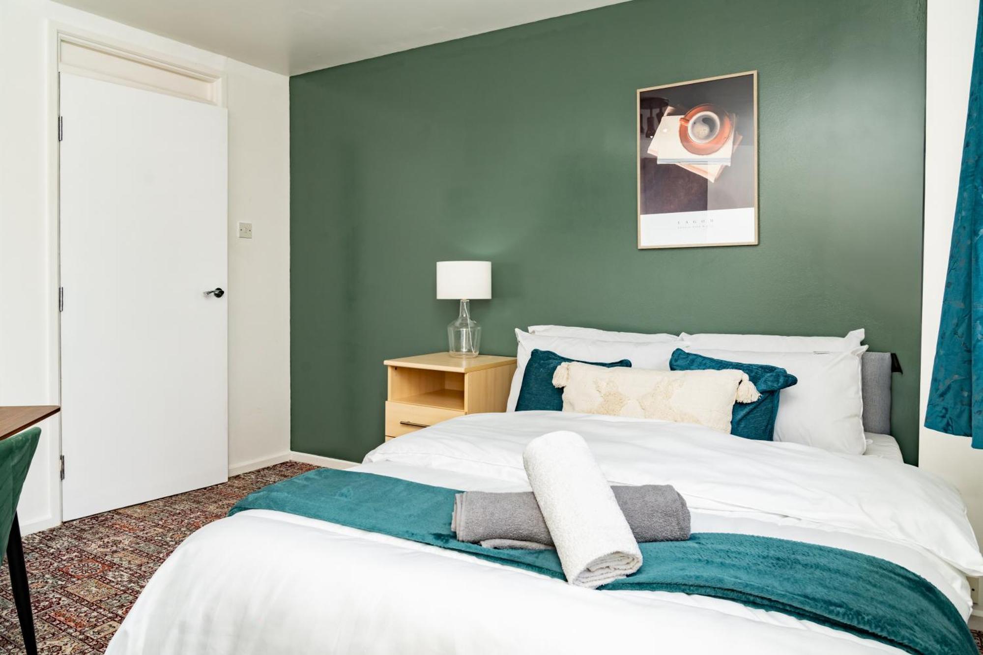 5-bed House With Free Parking, Centre, Family Friendly, Front & Back Garden, Sleeps 10 Apartment *