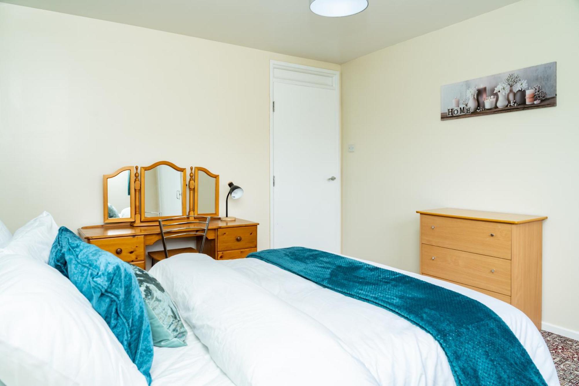 5-bed House With Free Parking, Centre, Family Friendly, Front & Back Garden, Sleeps 10