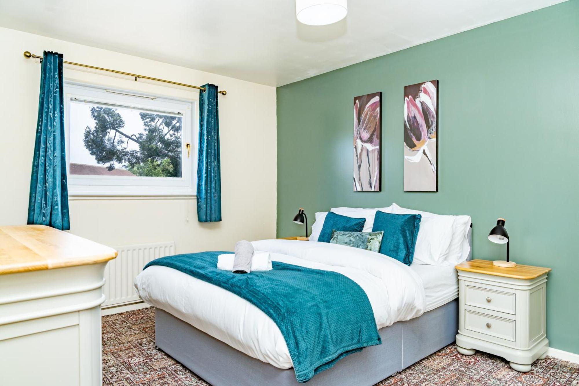 Apartment 5-bed House With Free Parking, Centre, Family Friendly, Front & Back Garden, Sleeps 10 *