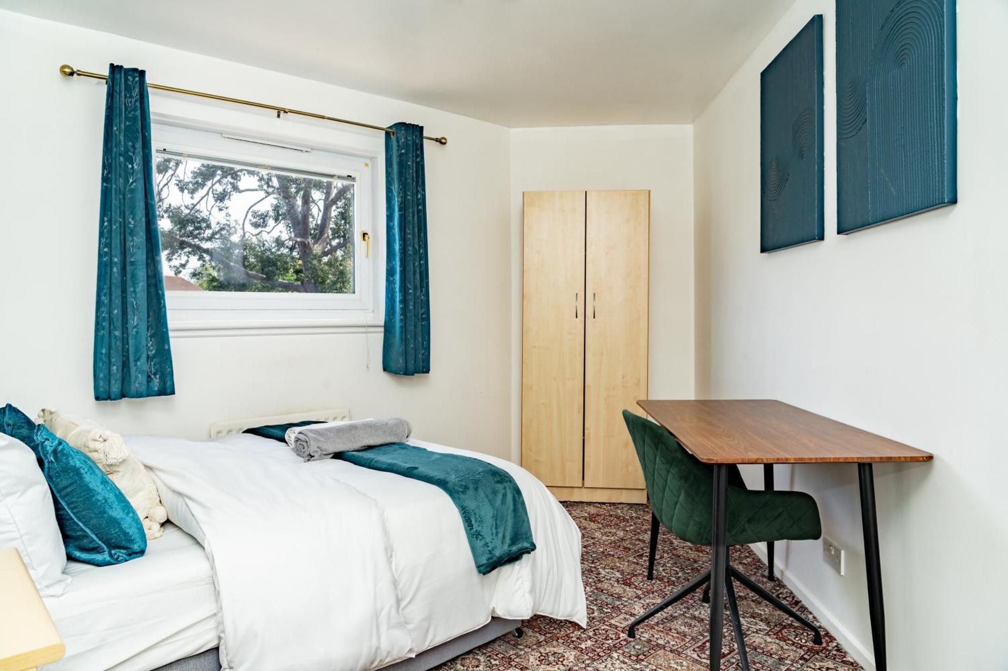 Apartment 5-bed House With Free Parking, Centre, Family Friendly, Front & Back Garden, Sleeps 10 *