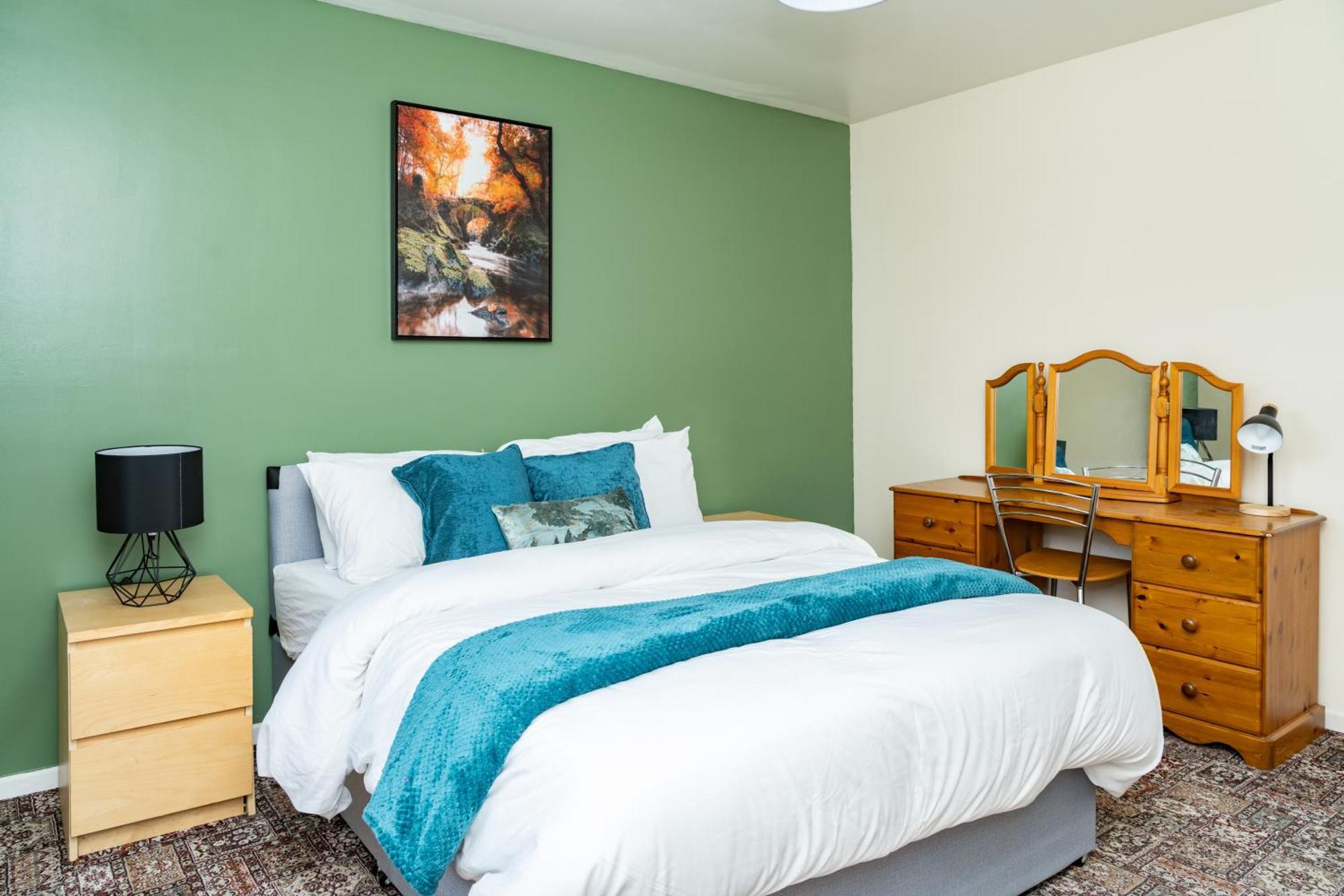 5-bed House With Free Parking, Centre, Family Friendly, Front & Back Garden, Sleeps 10