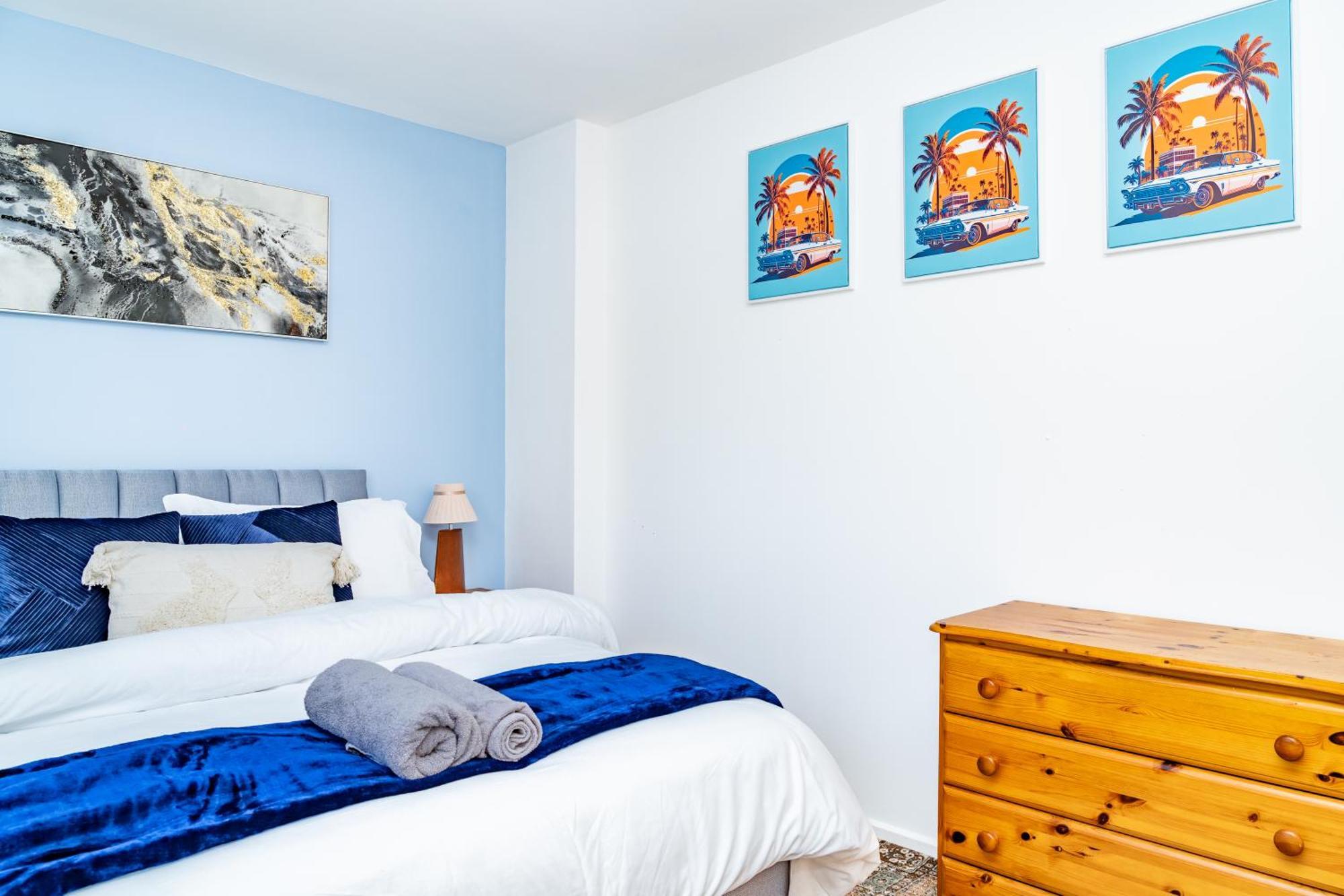 Apartment 5-bed House With Free Parking, Centre, Family Friendly, Front & Back Garden, Sleeps 10 *