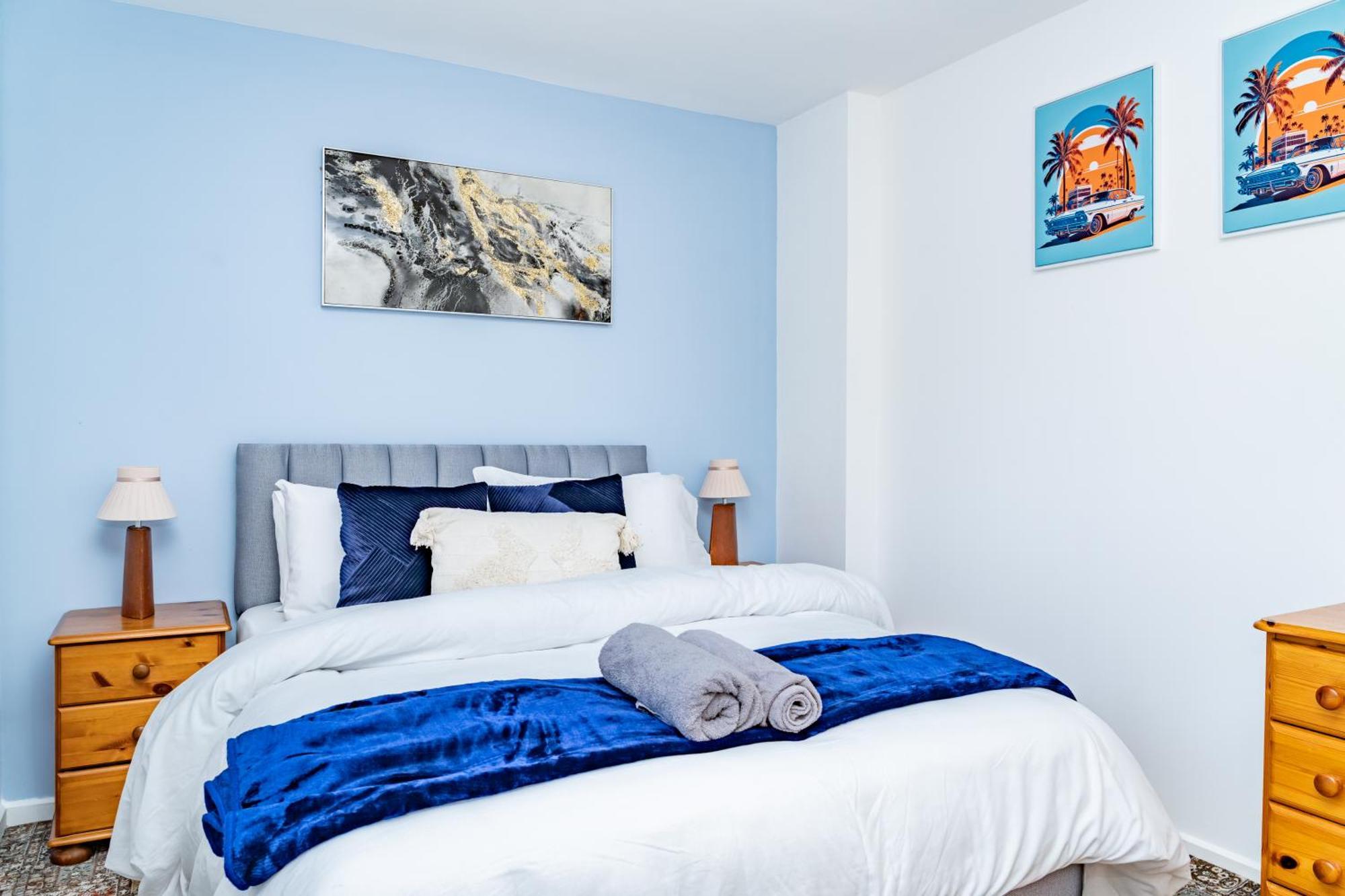 5-bed House With Free Parking, Centre, Family Friendly, Front & Back Garden, Sleeps 10 Apartment