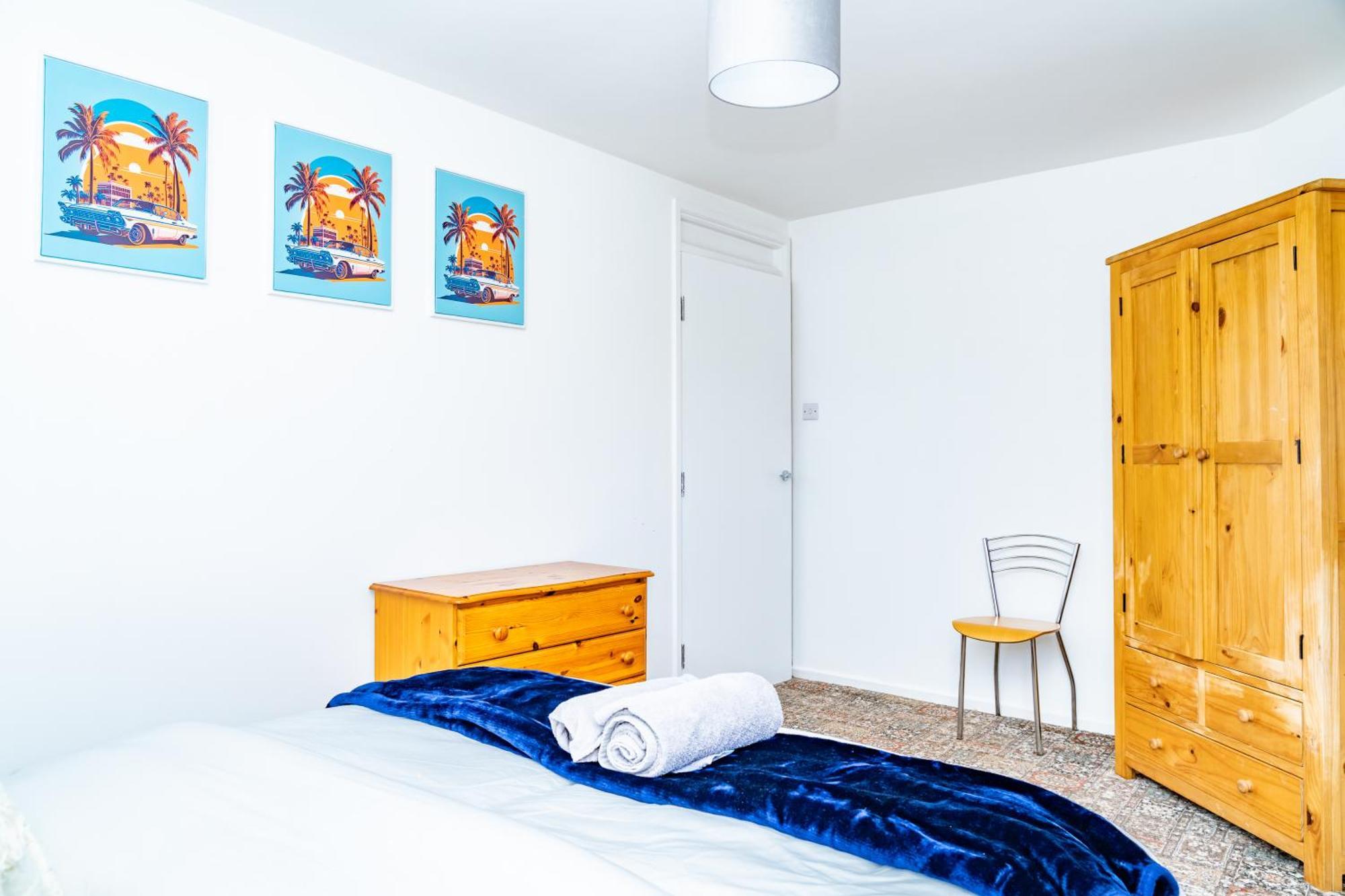 5-bed House With Free Parking, Centre, Family Friendly, Front & Back Garden, Sleeps 10