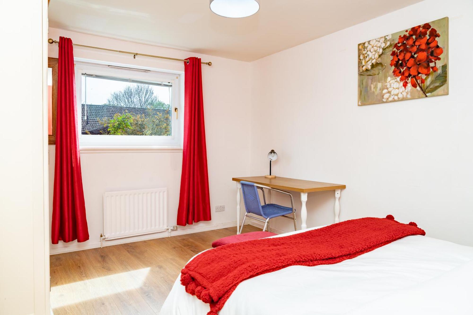 Apartment 5-bed House With Free Parking, Centre, Family Friendly, Front & Back Garden, Sleeps 10