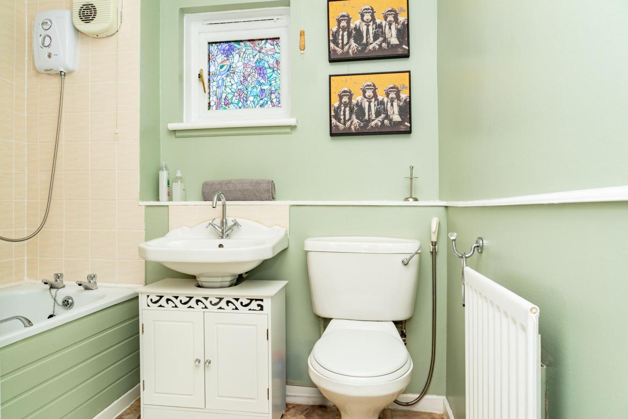 5-bed House With Free Parking, Centre, Family Friendly, Front & Back Garden, Sleeps 10 Edinburgh