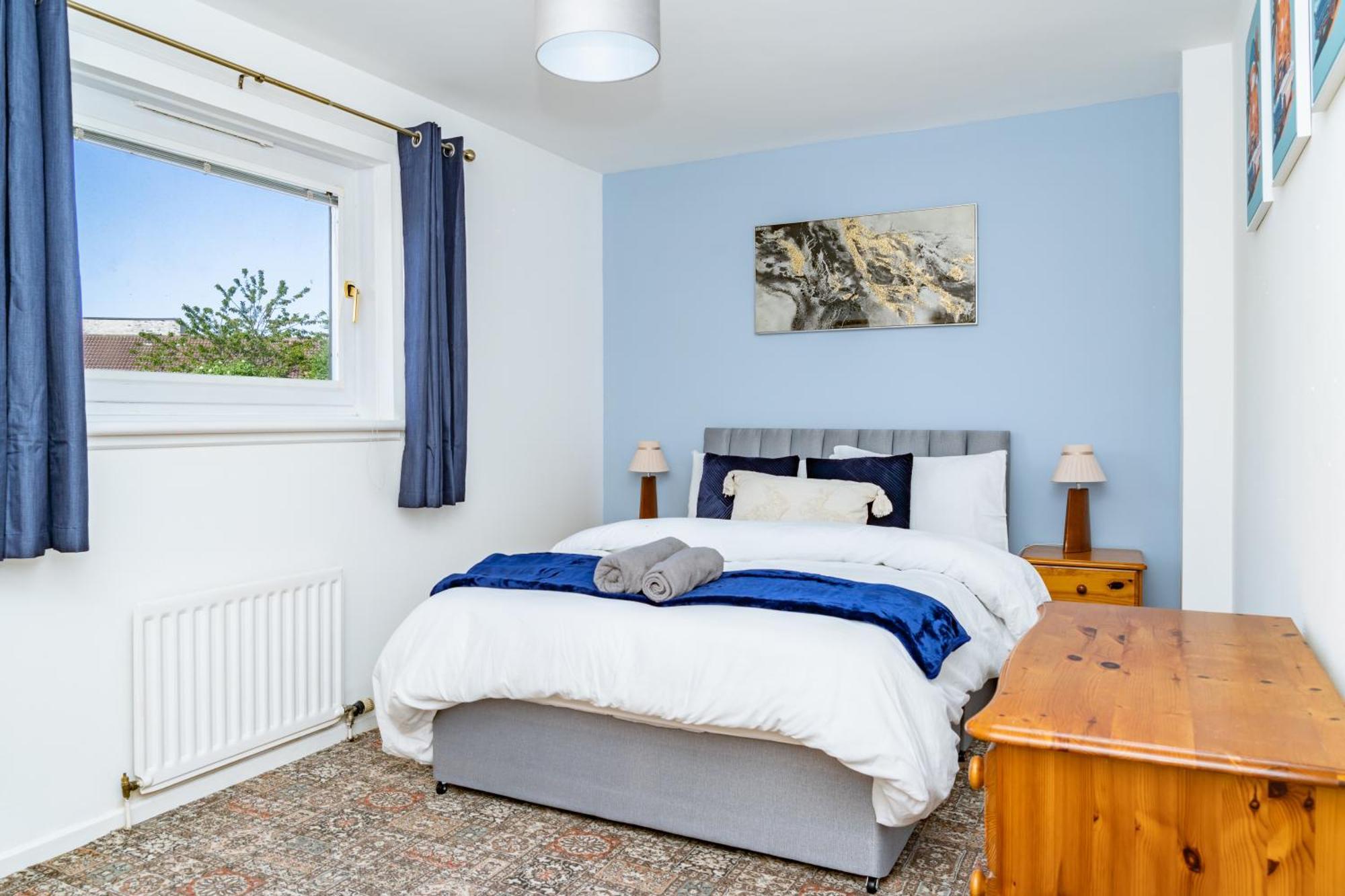 Apartment 5-bed House With Free Parking, Centre, Family Friendly, Front & Back Garden, Sleeps 10