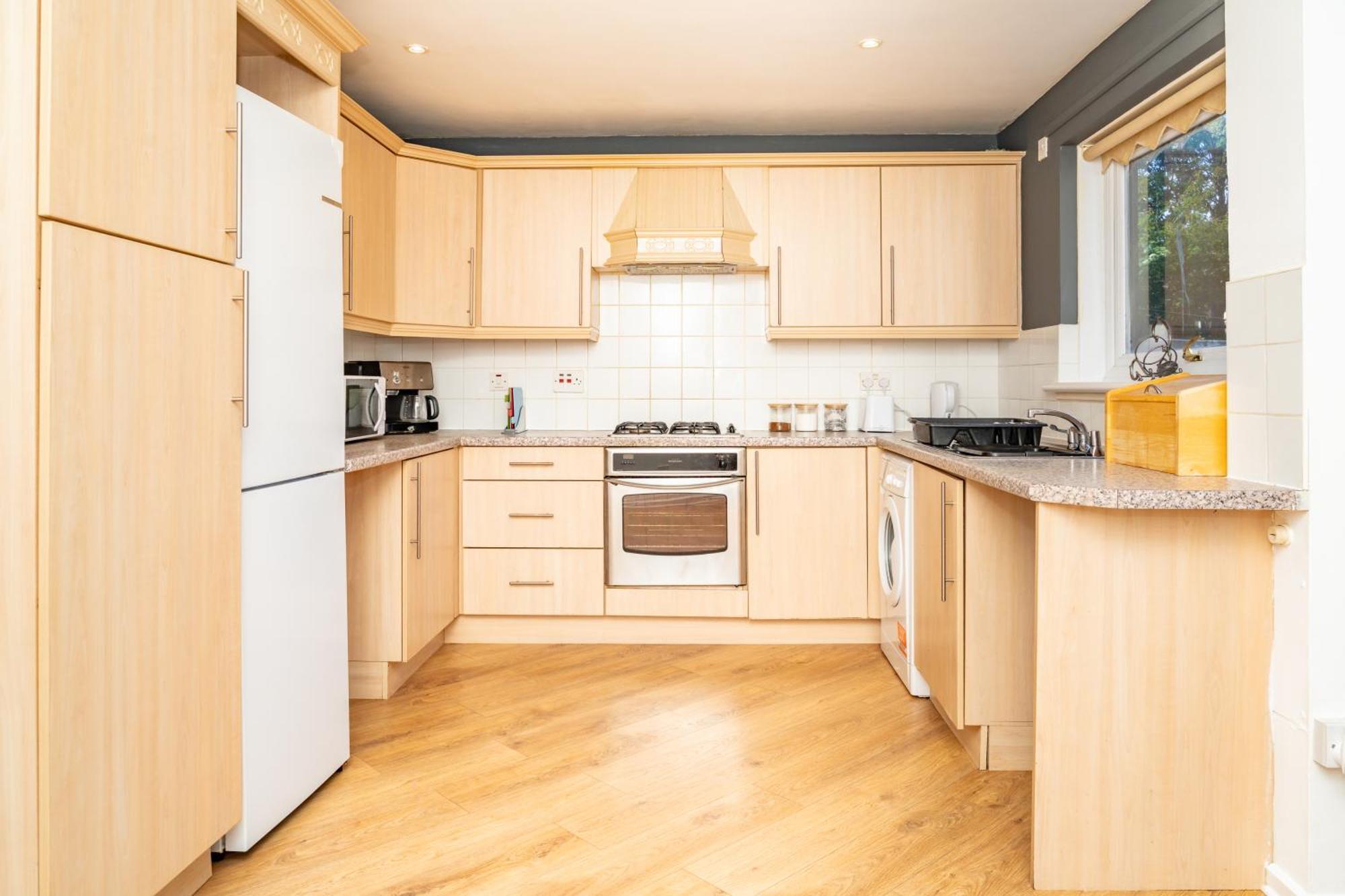 Apartment 5-bed House With Free Parking, Centre, Family Friendly, Front & Back Garden, Sleeps 10 *