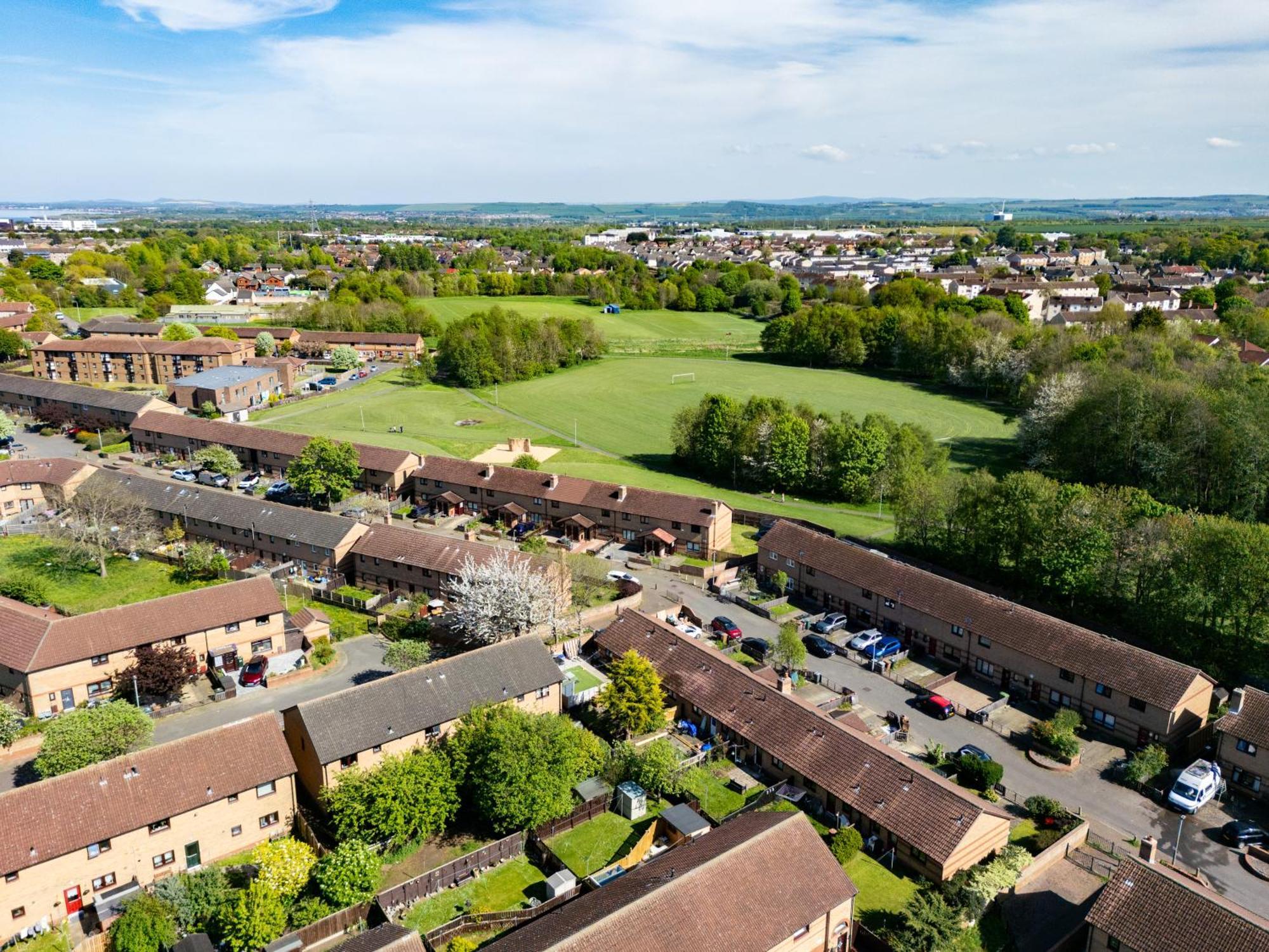 5-bed House With Free Parking, Centre, Family Friendly, Front & Back Garden, Sleeps 10
