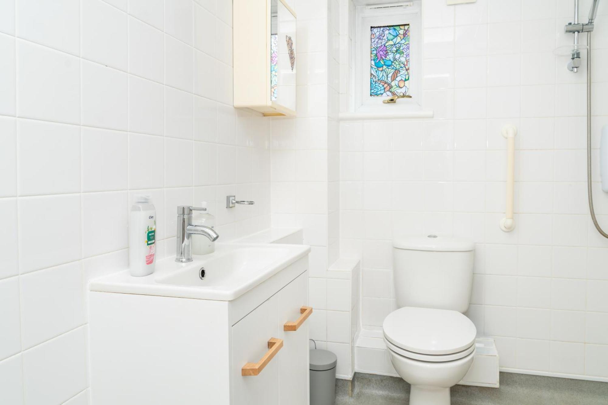 5-bed House With Free Parking, Centre, Family Friendly, Front & Back Garden, Sleeps 10