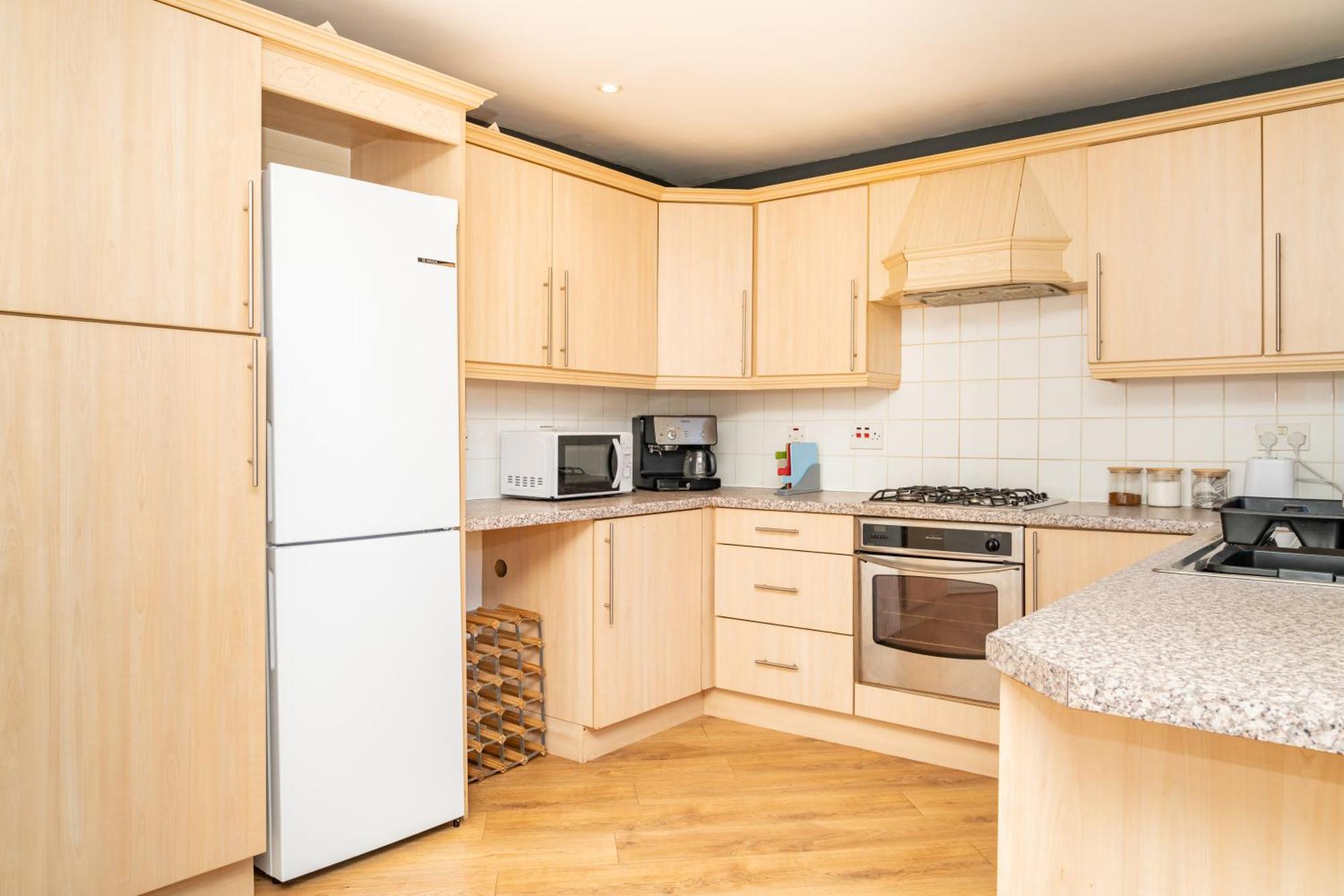 5-bed House With Free Parking, Centre, Family Friendly, Front & Back Garden, Sleeps 10 *
