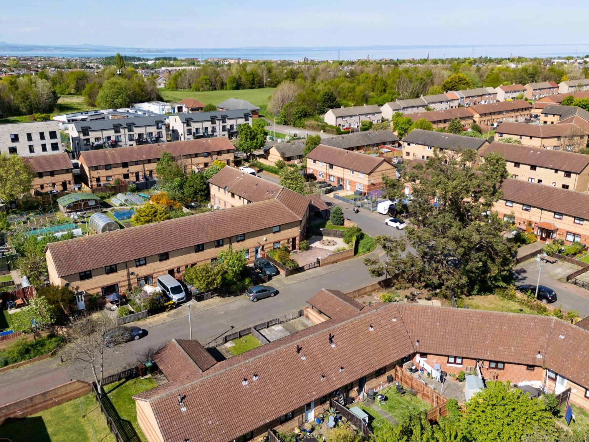 Apartment 5-bed House With Free Parking, Centre, Family Friendly, Front & Back Garden, Sleeps 10 *