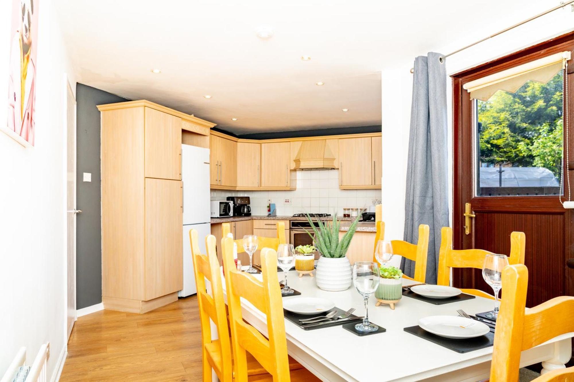 Apartment 5-bed House With Free Parking, Centre, Family Friendly, Front & Back Garden, Sleeps 10 Edinburgh
