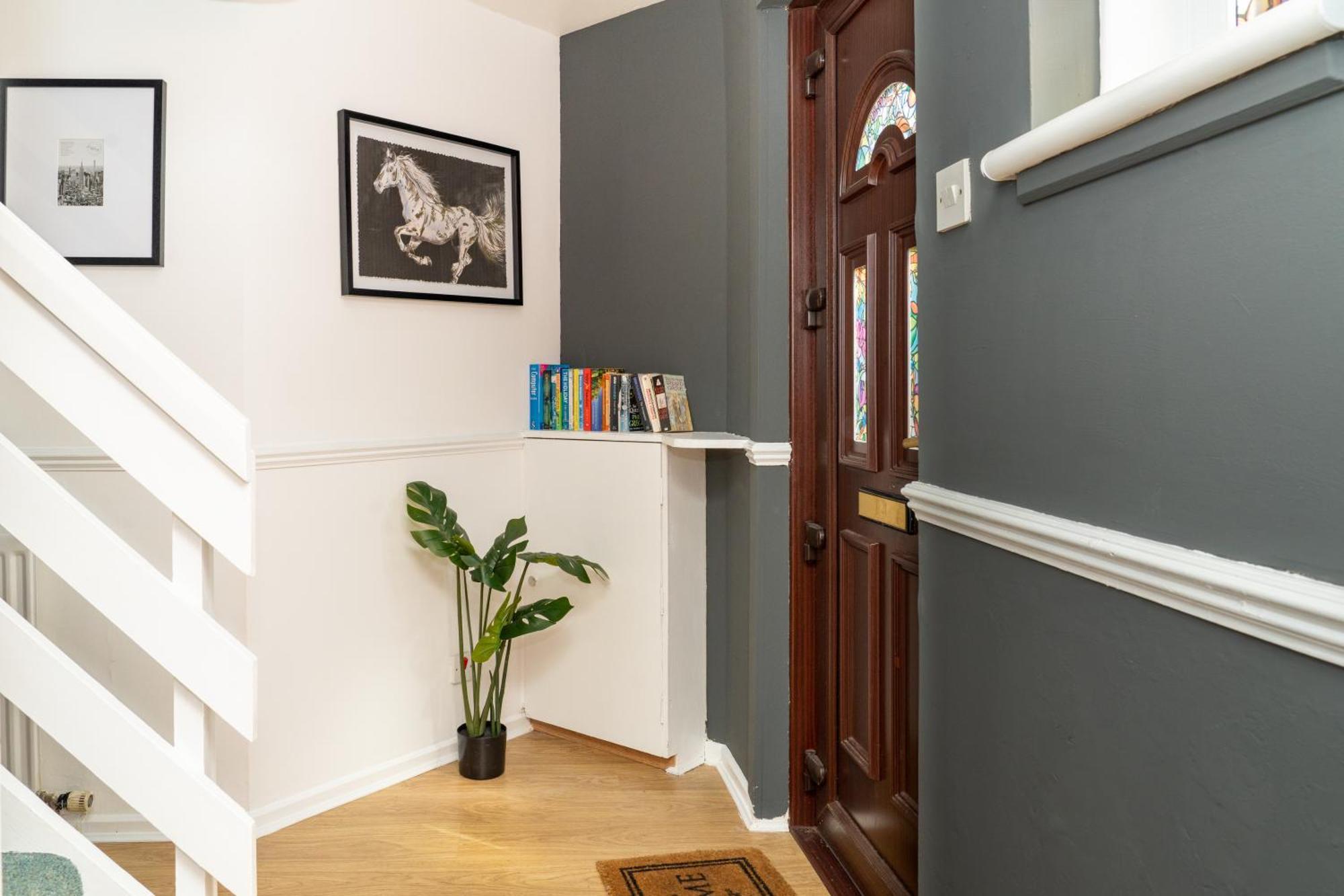 5-bed House With Free Parking, Centre, Family Friendly, Front & Back Garden, Sleeps 10 Apartment *