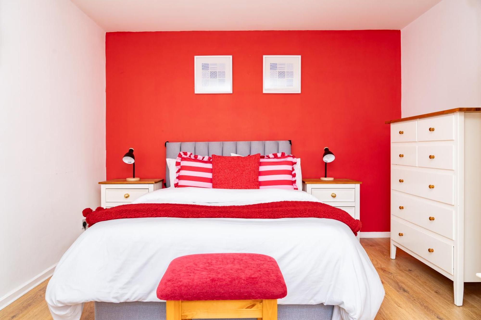 5-bed House With Free Parking, Centre, Family Friendly, Front & Back Garden, Sleeps 10 Apartment Edinburgh