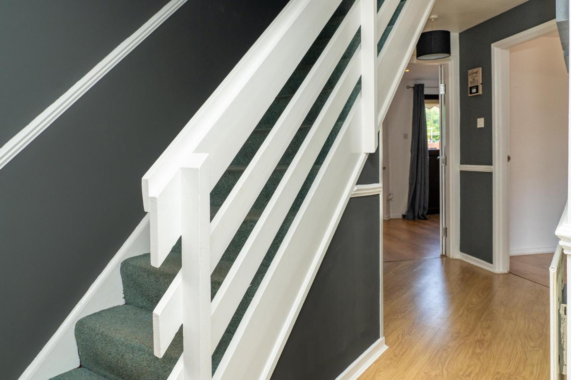 5-bed House With Free Parking, Centre, Family Friendly, Front & Back Garden, Sleeps 10