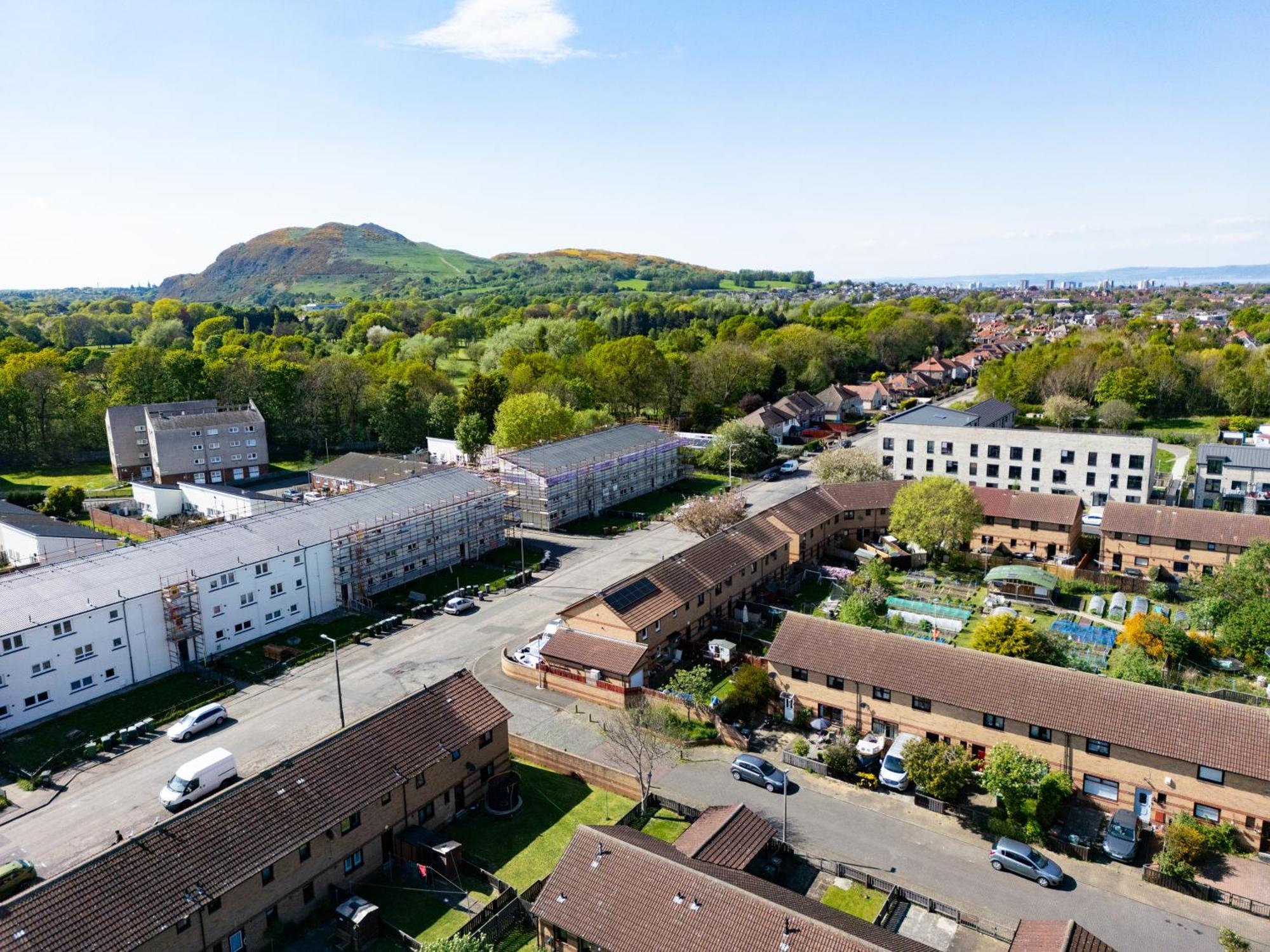 5-bed House With Free Parking, Centre, Family Friendly, Front & Back Garden, Sleeps 10 * Edinburgh