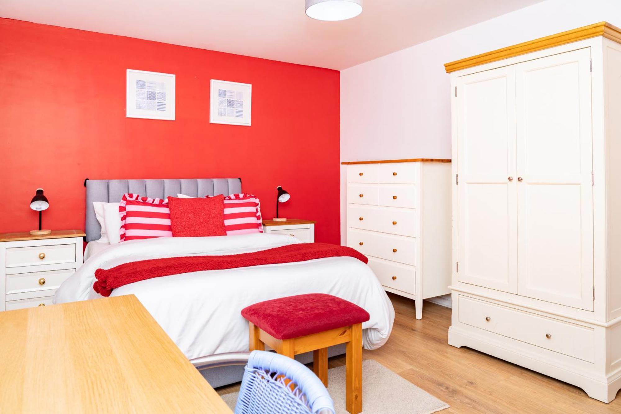 5-bed House With Free Parking, Centre, Family Friendly, Front & Back Garden, Sleeps 10