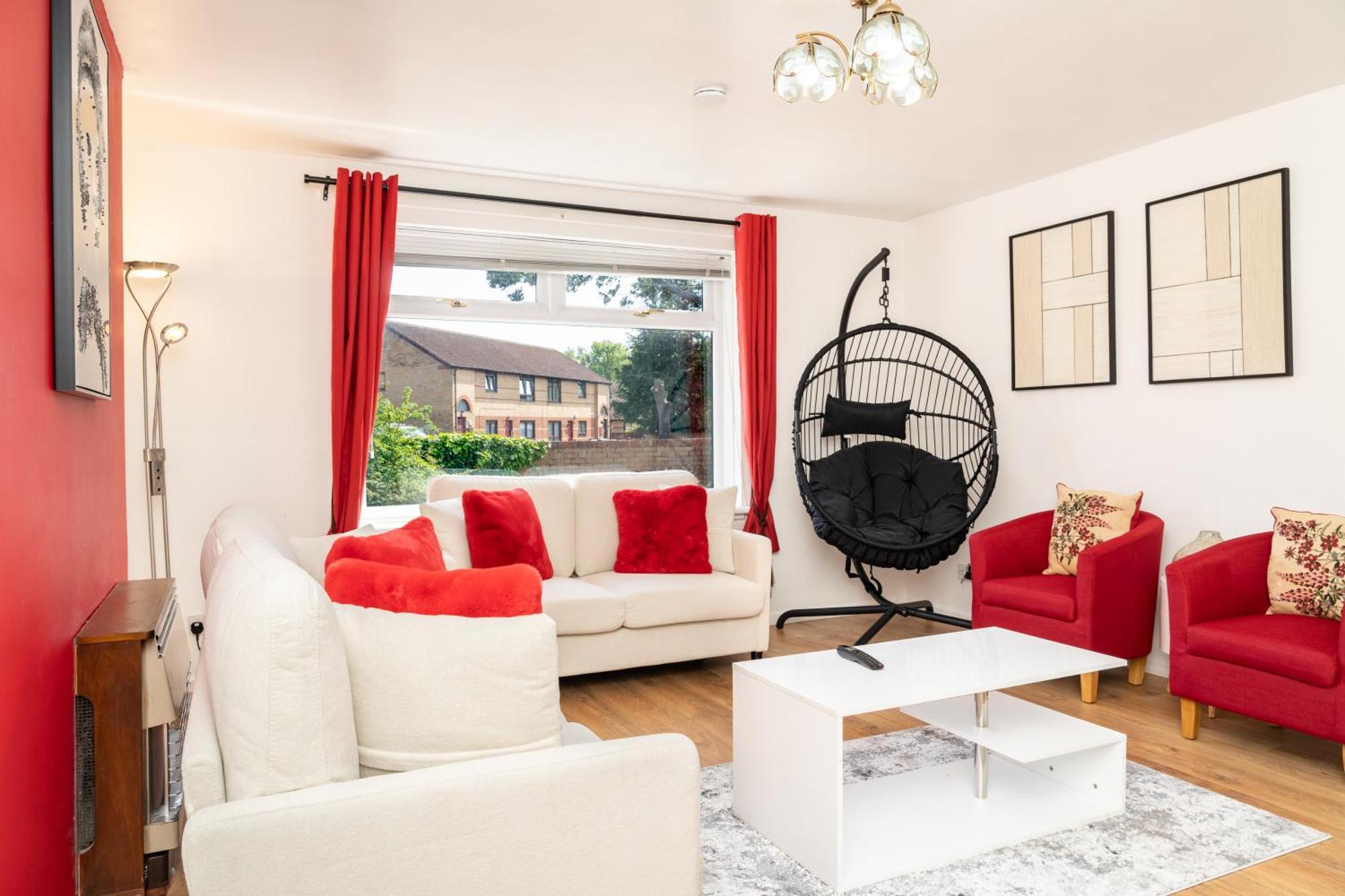 5-bed House With Free Parking, Centre, Family Friendly, Front & Back Garden, Sleeps 10 Edinburgh