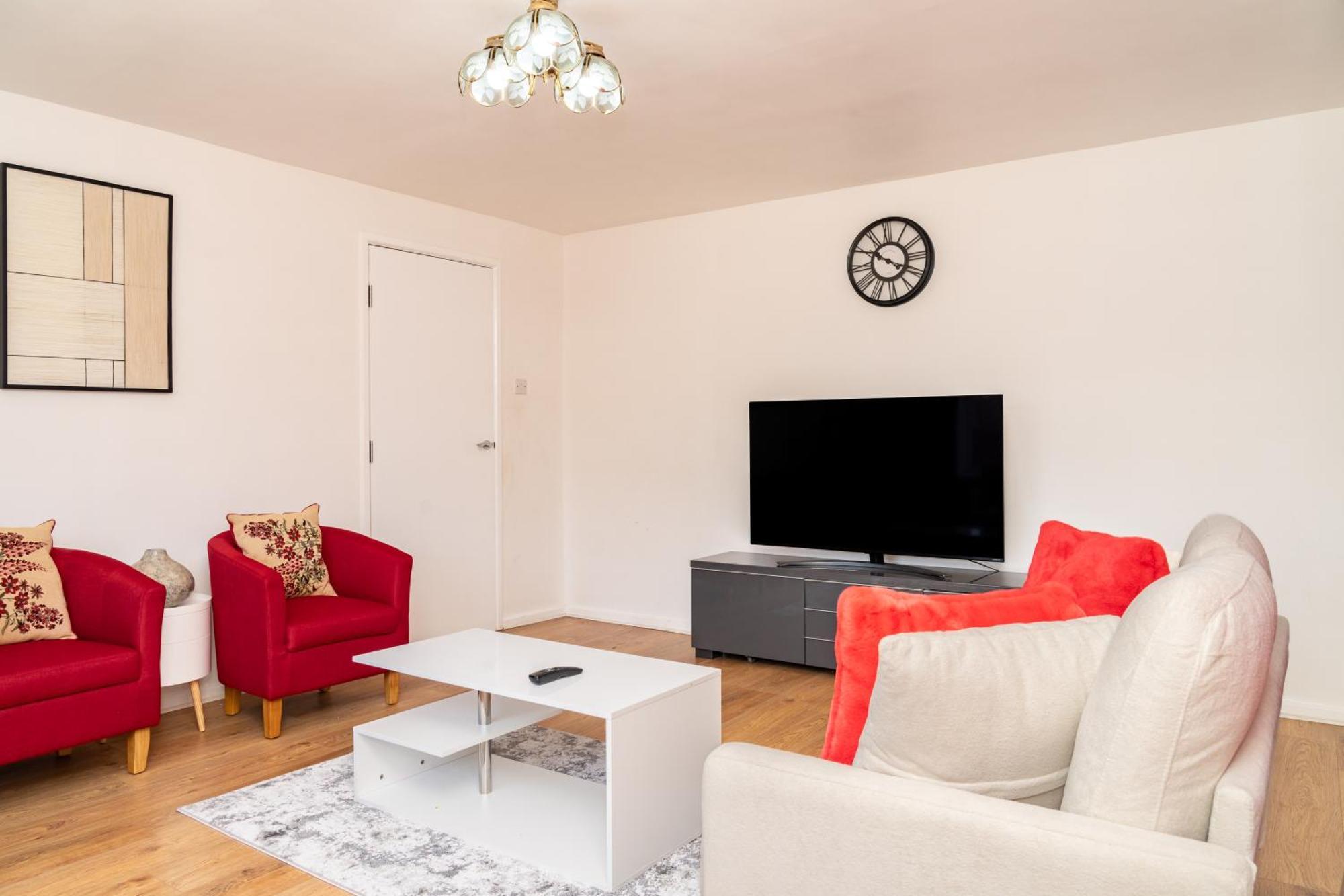 5-bed House With Free Parking, Centre, Family Friendly, Front & Back Garden, Sleeps 10 Apartment *