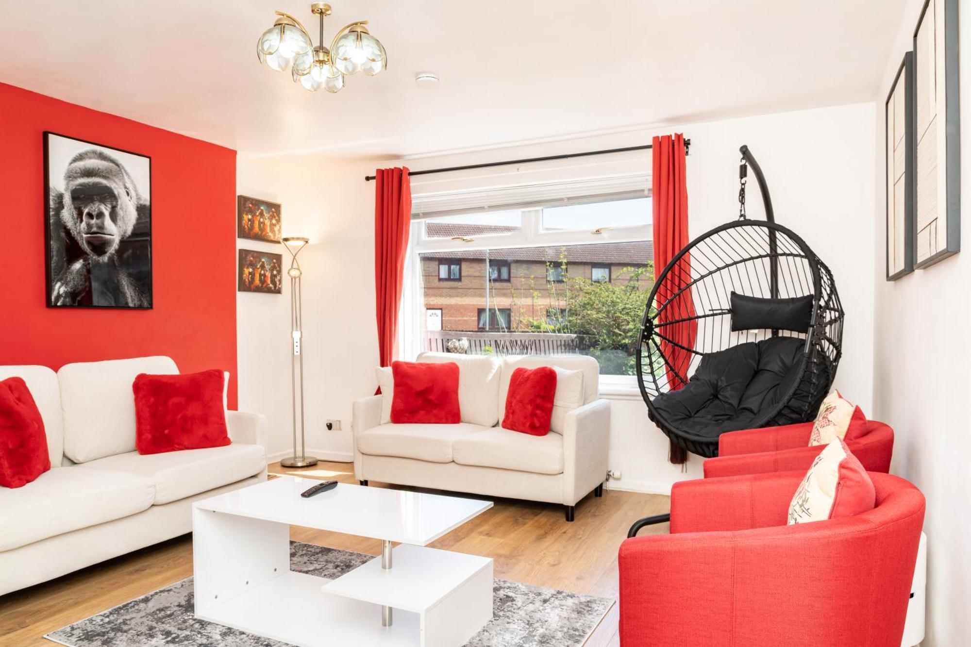 Apartment 5-bed House With Free Parking, Centre, Family Friendly, Front & Back Garden, Sleeps 10 *